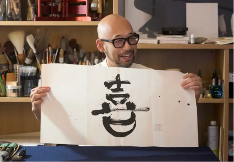 世界で活躍する書道家Maaya WakasugiとIQOS 10周年をともに | IQOS